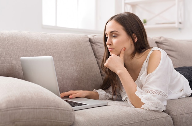 vrouw die thuis online werkt