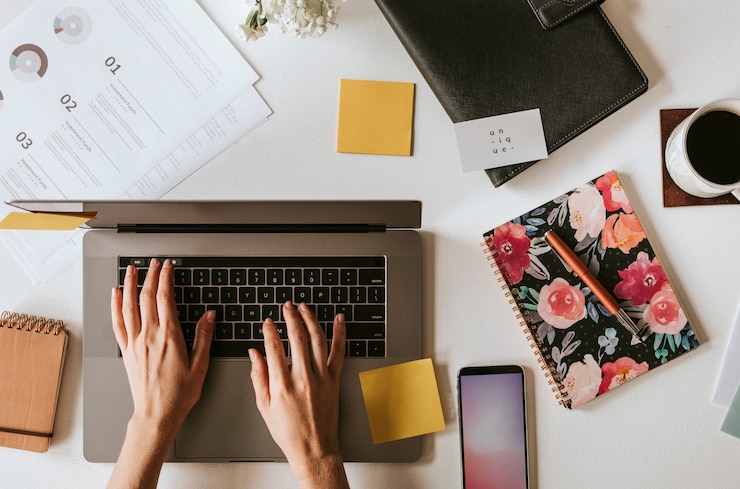 Foto vrouw die thuis op haar laptop werkt