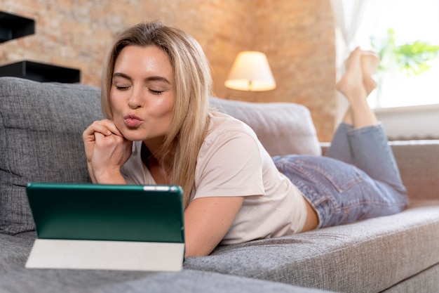 Foto vrouw die thuis videocall met familie heeft