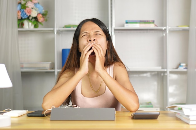 vrouw die thuis werkt heeft slaperigheid