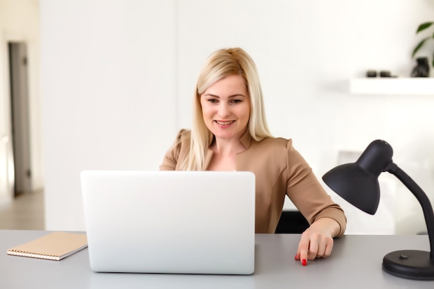 Vrouw die thuis werkt op een laptopcomputer