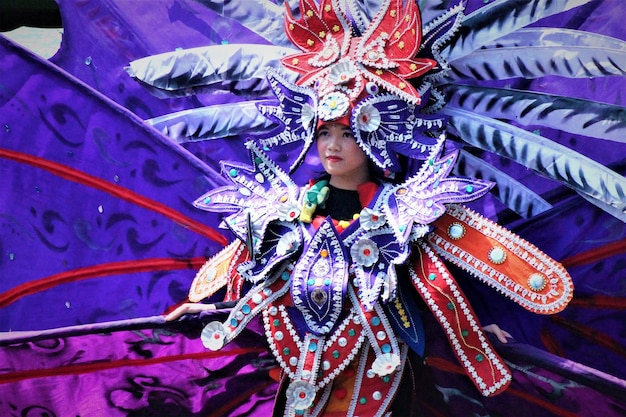 Foto vrouw die tijdens het carnaval in traditionele kleding danst