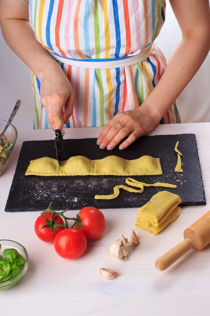 Vrouw die traditionele eigengemaakte Italiaanse ravioli kookt