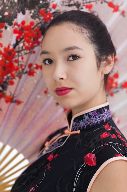 Foto vrouw die traditionele kimono draagt
