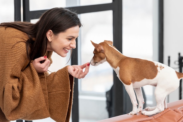 Foto vrouw die traktaties geeft aan haar hond