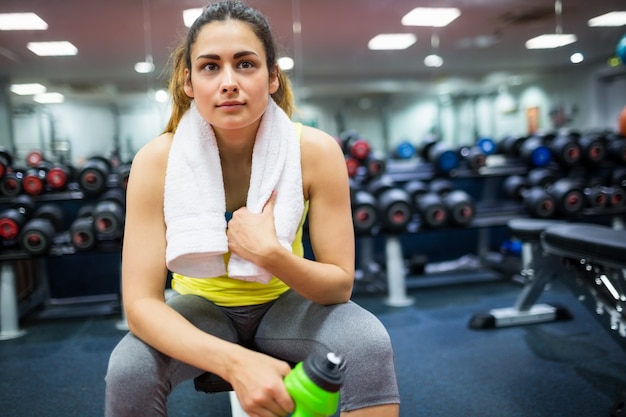 Vrouw die tussen trainingen rust