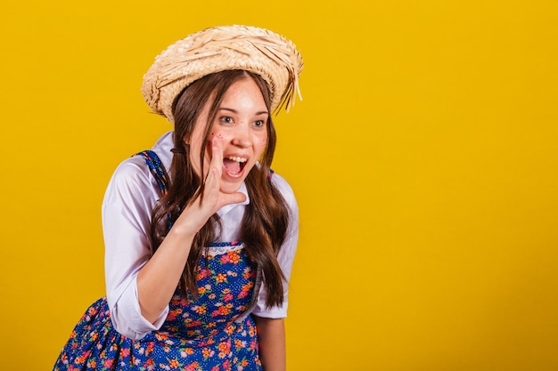 Vrouw die typische kleding draagt voor de Festa Junina Screaming-promotie-kortingsadvertentie