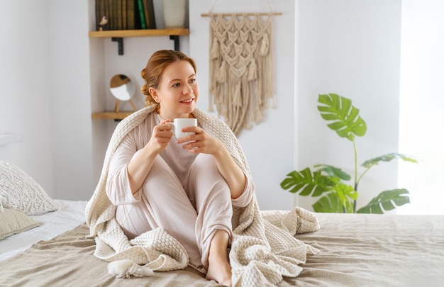 Vrouw die van een kop van koffie geniet