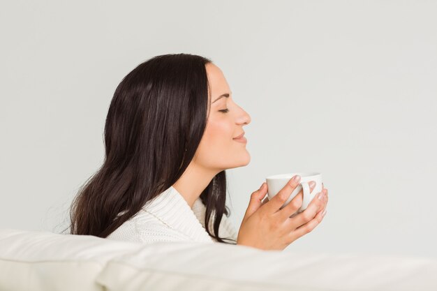 Vrouw die van een mooie drank geniet