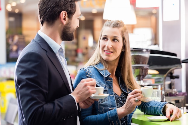 Vrouw die van espresso in koffie geniet