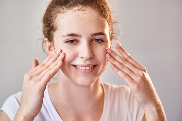 Vrouw die van haar huid geeft