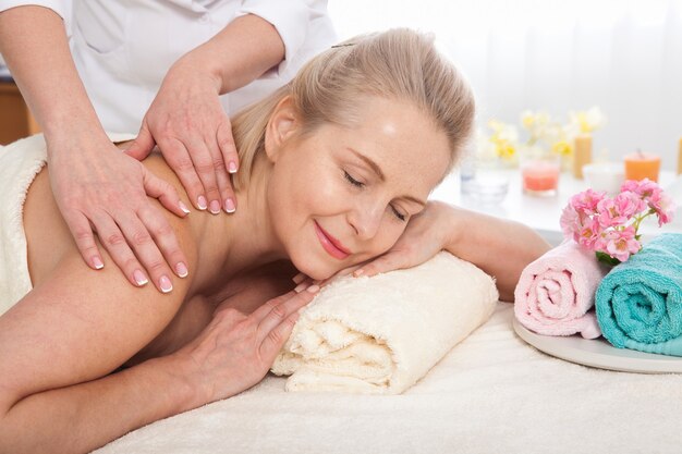 Vrouw die van schoudermassage geniet