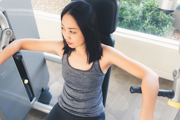 Vrouw die van training in de fitness gymnastiek rusten.