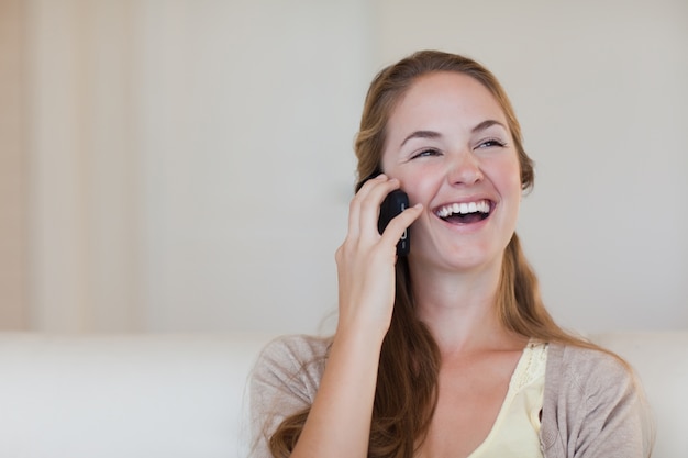 Vrouw die van vraag op haar cellphone geniet