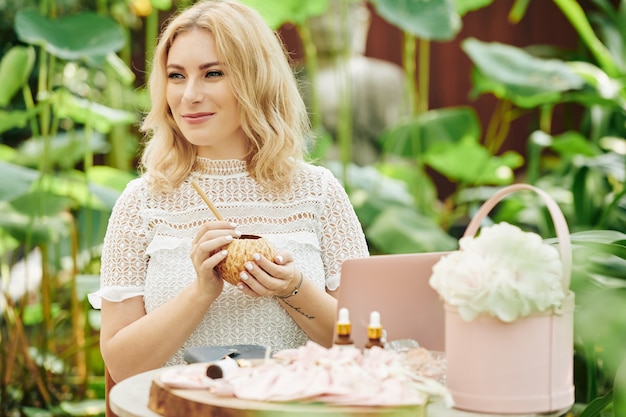 Vrouw die van zoete kokosmelk geniet