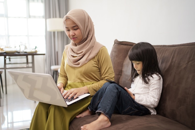 Vrouw die ver van huis werkt