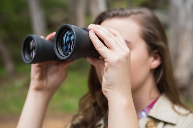 Vrouw die verrekijkers met behulp van