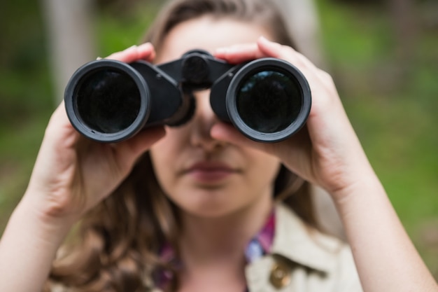 Vrouw die verrekijkers met behulp van