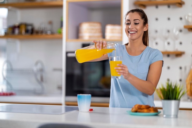 Vrouw die vers jus d&#39;orange drinkt