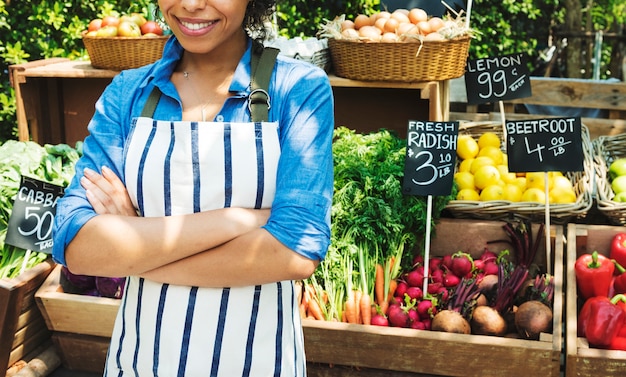 Vrouw die Verse Lokale Groente verkopen bij de Markt van Landbouwers