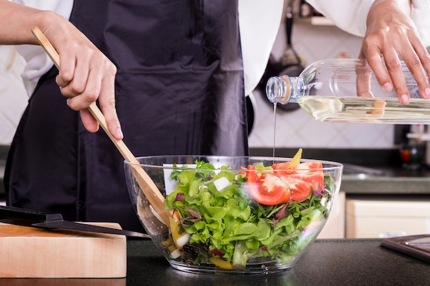 Vrouw die verse salade maakt