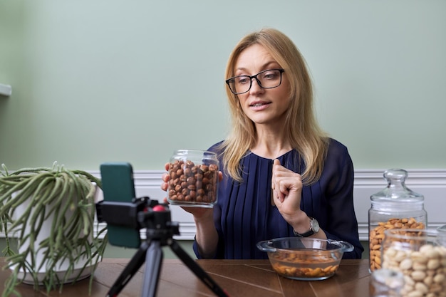 Vrouw die video opneemt over gezonde voeding voor noten