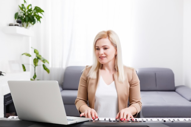 vrouw die videochat met vrienden en muziek speelt