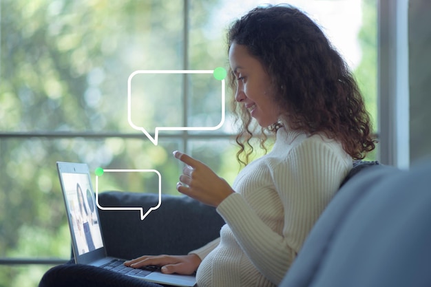 Foto vrouw die videoconferenties doet en contact opneemt met de vrouwelijke werknemer van het online bedrijf, spreekt over een videogesprek