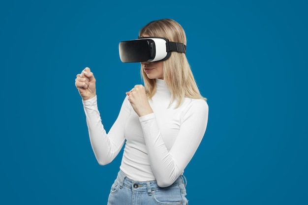 Vrouw die videogame speelt in VR-bril