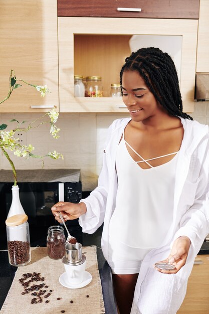 Vrouw die Vietnamese koffie maakt