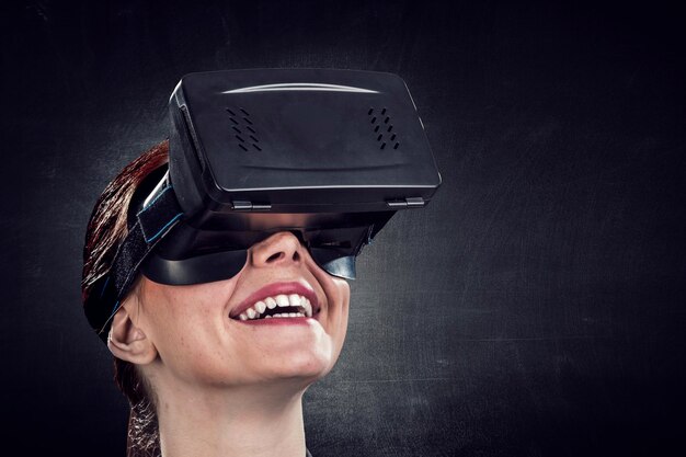 Vrouw die virtual reality-bril draagt. Gemengde media
