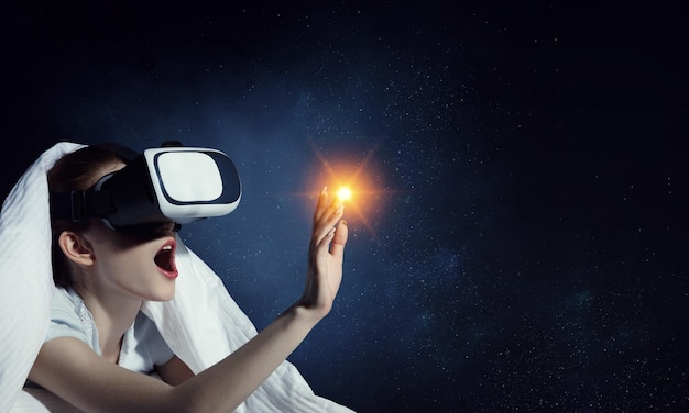 Foto vrouw die virtual reality-bril draagt. gemengde media