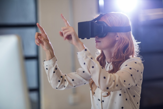 Vrouw die virtual reality-glas draagt