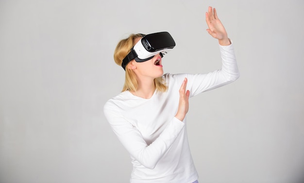 Vrouw die virtual reality-headset gebruikt Vrouw die virtual reality-bril draagt Vrouw opgewonden