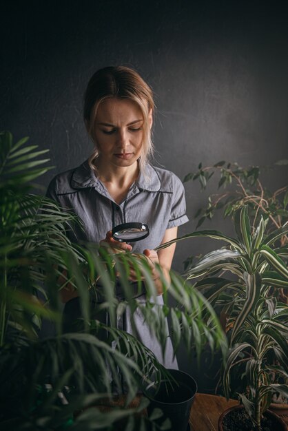 Vrouw die voor huisinstallaties zorgt