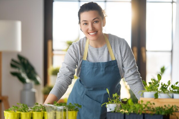 Vrouw die voor planten zorgt