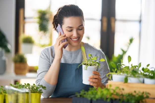 Vrouw die voor planten zorgt