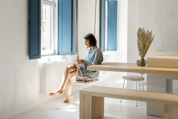 Vrouw die vrije tijd heeft in een comfortabel huis