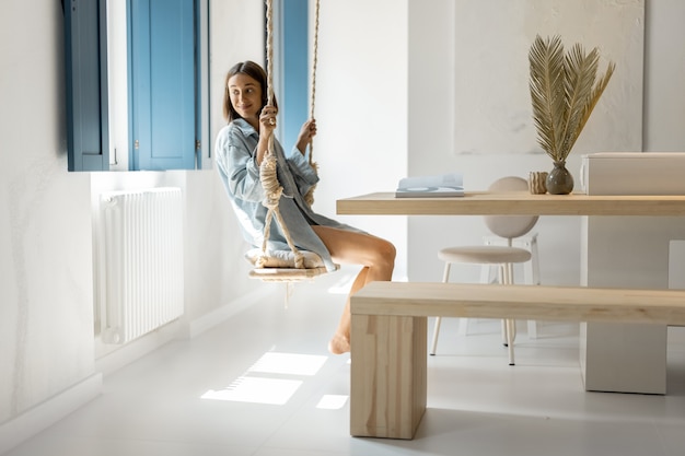 Vrouw die vrije tijd heeft in een comfortabel huis