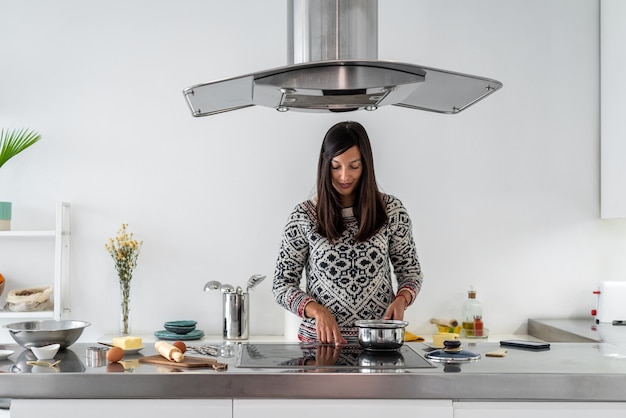 Vrouw die wat peperkoekmannen kookt