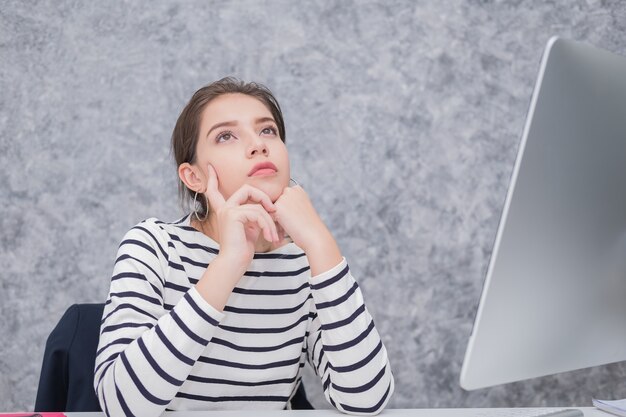 vrouw die werkt aan een bureau in de zakelijke sector