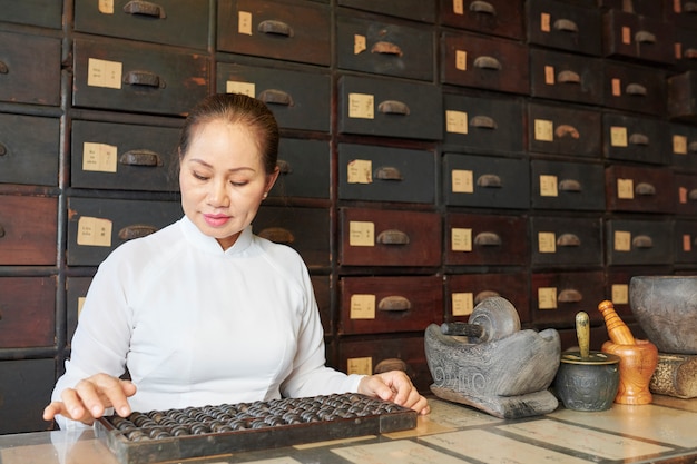 Vrouw die werkt bij oude apotheker