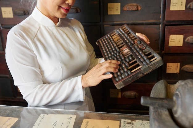 Vrouw die werkt bij oude traditionele apotheek