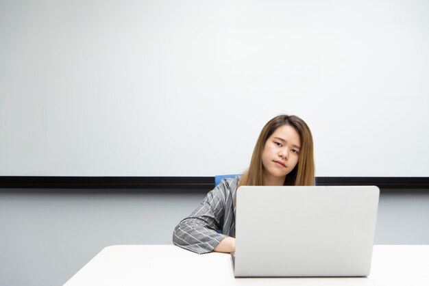 Vrouw die werkt in een kantoor