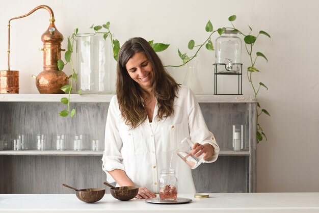 Vrouw die werkt in haar workshop natuurlijke cosmetica