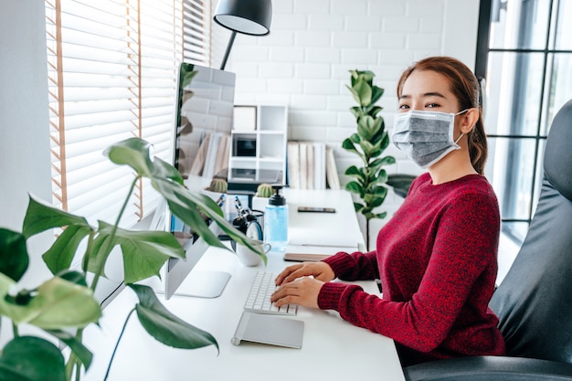 Vrouw die werkt met een medisch masker