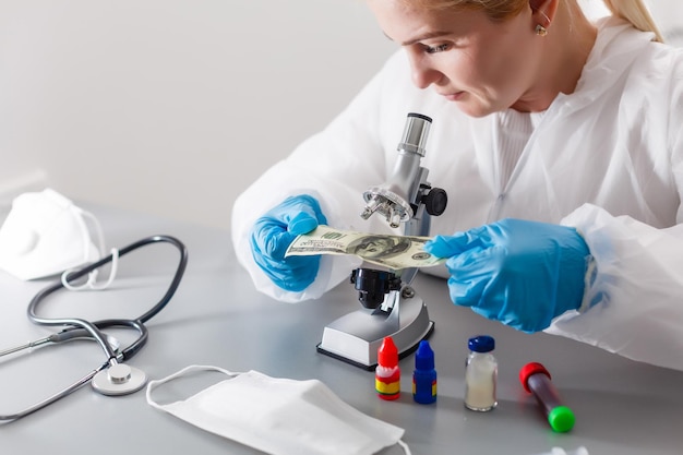 Vrouw die werkt met een microscoop in het lab