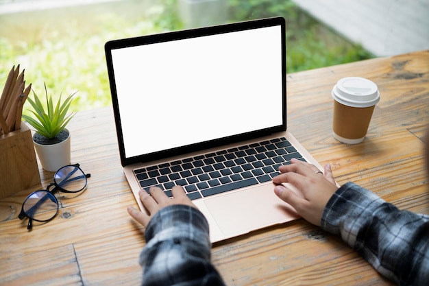 Vrouw die werkt met laptop in moderne coffeeshop.