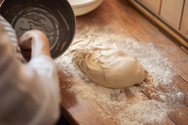 Foto vrouw die werkt met rauw deeg in de keuken close-up bakkerij bakken thuis gezonde voeding familierecepten concepten