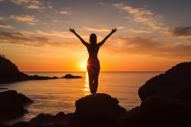 Foto vrouw die yoga beoefent bij het water bij zonsondergang